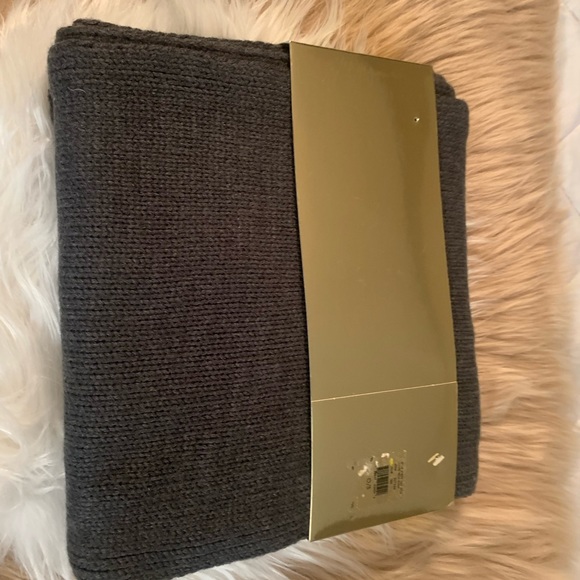 MICHAEL KORS HAT AND SCARF SET. - Picture 4 of 4